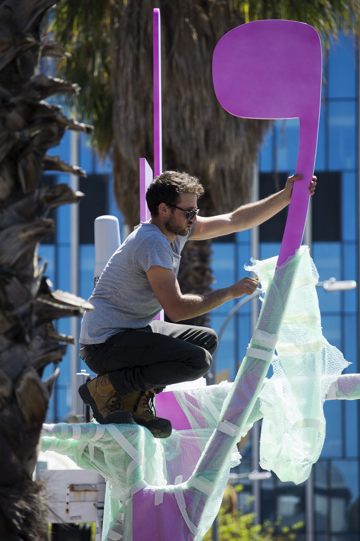 4.	Steven Bellosguardo installing Donkaay on Hindley St, 2017