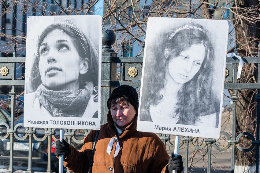 A supporter holds placards of Tolokonnikova and Alyokhina (right) during their imprisonment (Photo: Shutterstock / elvisudio)
