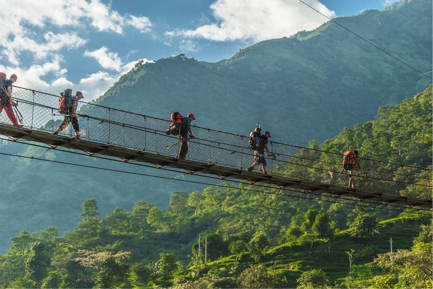 Walkers on the Annapurna Circuit (Photo: MoLarjung / Shutterstock)